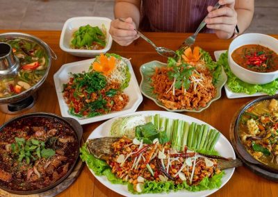 รีวิวร้านอาหาร “ฮ่มไม้ปลายนา” แพร่ ร้านอาหารไทยบรรยากาศร่มรื่น นั่งชิลชมทุ่ง