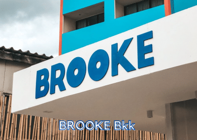 BROOKE Bkk คาเฟ่มินิมอลขาวน้ำเงิน กลางลาดพร้าว